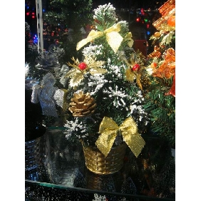 Wholesale Potted artificial tree with pinecone and cherry christmas decoration 9bnn27