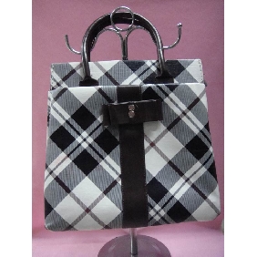 Wholesale Fashion 2010 lady's handbags black and white pvc leather 9c4n04