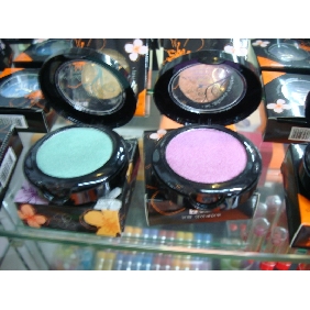 Wholesale orange color eye shadow can give different feeling to others