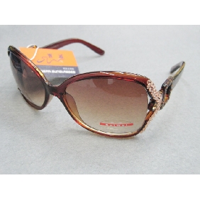 Wholesale New fashionable crystal diamond lightweight plastic women's sunglasses hotseller