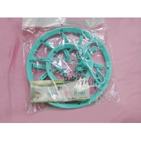 plastic round laundry hanger with clothespins