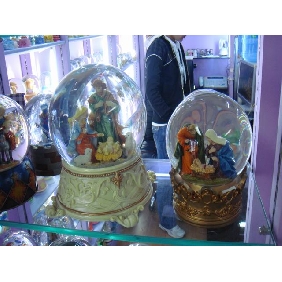 Wholesale Exquisite The Modonna Design Crystal Ball Music Box