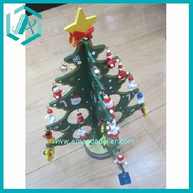 Wholesale Christmas tree has many accesories hitching on it