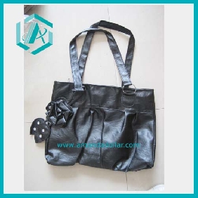 Black Synthetic Leather Ladies Handbags with a Flower Pendant