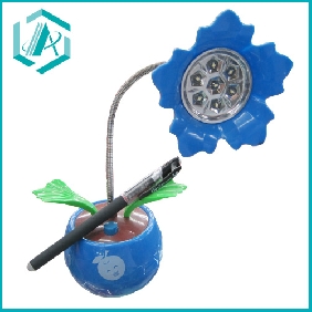 Wholesale Student like blue flower pattern portable flexible good desk lamp LED light