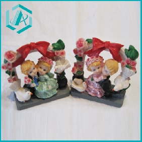 Wholesale resin gift 12*10cm bride and groom arming together around under a rose tree with dovers and a big red butterfly tie