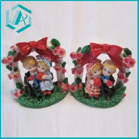 Wholesale resin gift 11*9 cm bride and groom arming together around under a rose tree with a big red butterfly tie