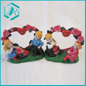 10*9cm resin crafts a boy and a girl sitting on a heart-shaped rose tree