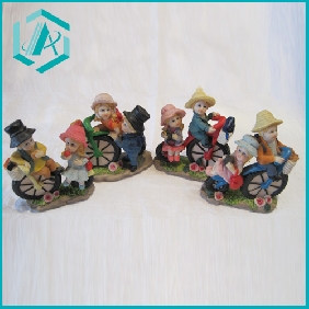 10*8cm resin gifts and crafts men and women chating on a bike showing the love with them