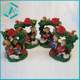 Wholesale 10*14cm resin crafts men and girls sitting with a heart in male's hands in a rose tree