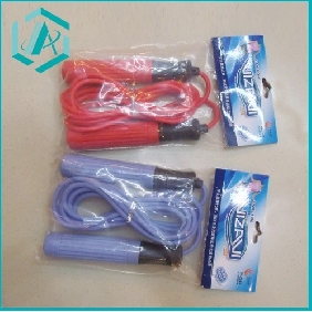 Wholesale different color pvc jump rope with plastic handle