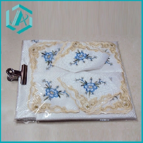Wholesale corner decorated with blue flower golden lace white table cloth