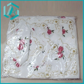Wholesale white table cloth with two red flowers in the corner and golden lace