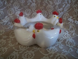 Wholesale cocks white color round type novel design ceramic candy dish plate