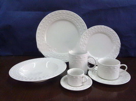 Ceramic white embossed porcelain tableware dinnerware set