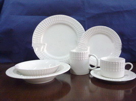 Wholesale Ceramic white embossed dinnerware set