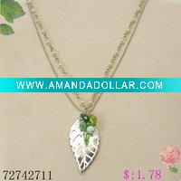 Leaf pendant necklace