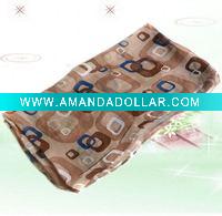 Knitted scarf with geometric pattern