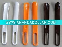 Plastic shoehorn