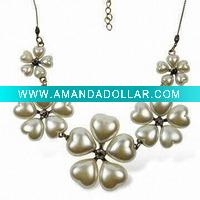 Wholesale fashion handmade pearl necklace.