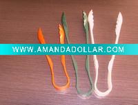 Plastic tongs