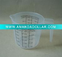 Plastic measuring cup