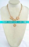 Wholesale Fashionable new flower design short necklace for women
