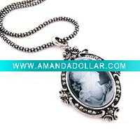 Queen classical pendant necklace