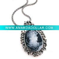 Queen classical pendant necklace