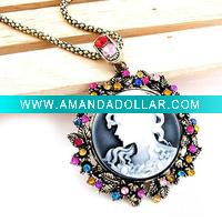Queen classical pendant necklace