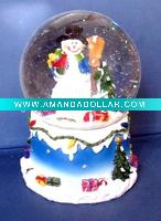 Polyresin snowman snow globe decoration