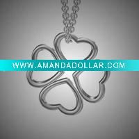 Heart pendant necklace
