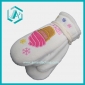 Cute white kids' gloves with nice pattern made in China